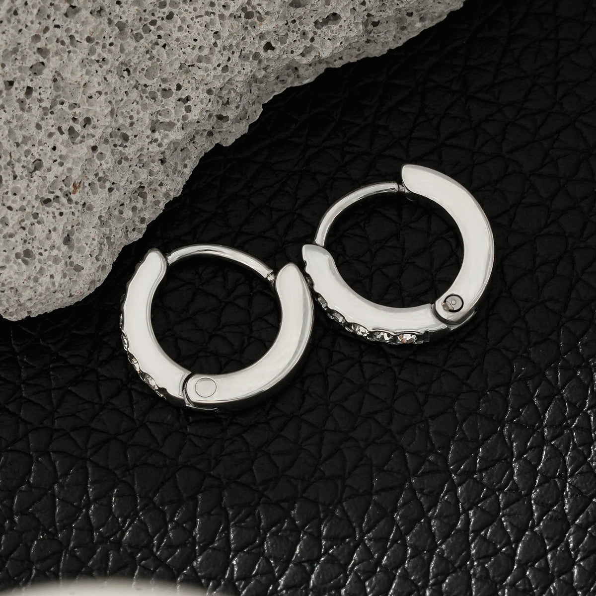 BLIJDE Argent (Or blanc) : Boucles d'oreilles mini créoles pavées de zircones cubiques (CZ) à rang unique