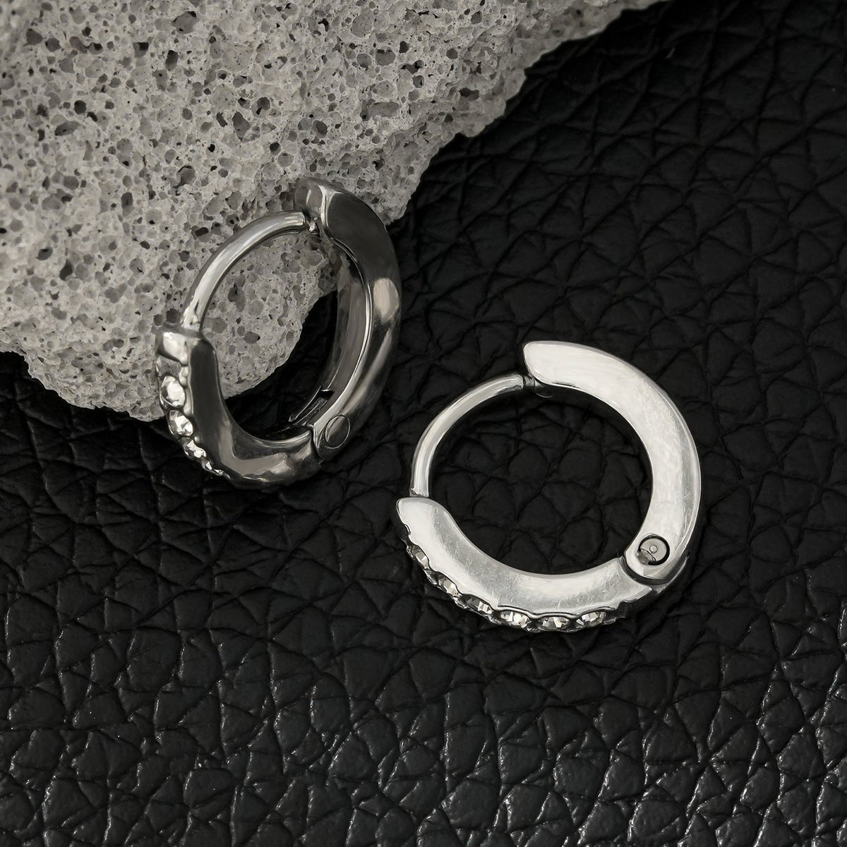 BLIJDE Argent (Or blanc) : Boucles d'oreilles mini créoles pavées de zircones cubiques (CZ) à rang unique