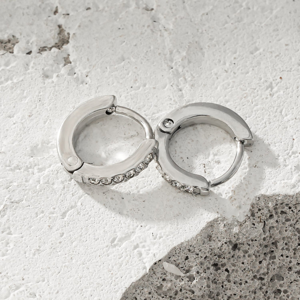 BLIJDE Argent (Or blanc) : Boucles d'oreilles mini créoles pavées de zircones cubiques (CZ) à rang unique