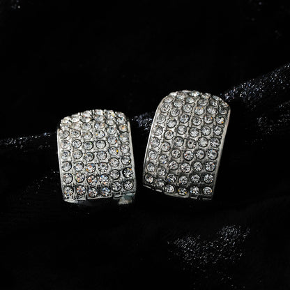 Modèle CARMEL : Boucles d'oreilles clous incurvées pavées de zircones en or blanc (ton argenté)