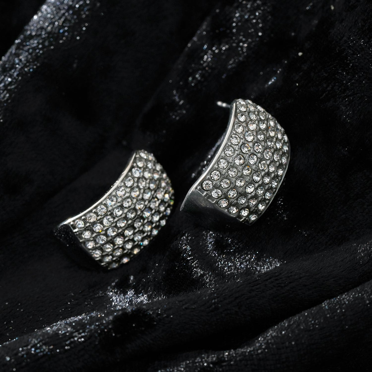 Modèle CARMEL : Boucles d'oreilles clous incurvées pavées de zircones en or blanc (ton argenté)