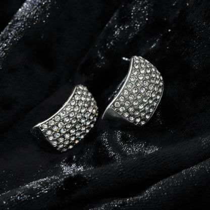 Modèle CARMEL : Boucles d'oreilles clous incurvées pavées de zircones en or blanc (ton argenté)