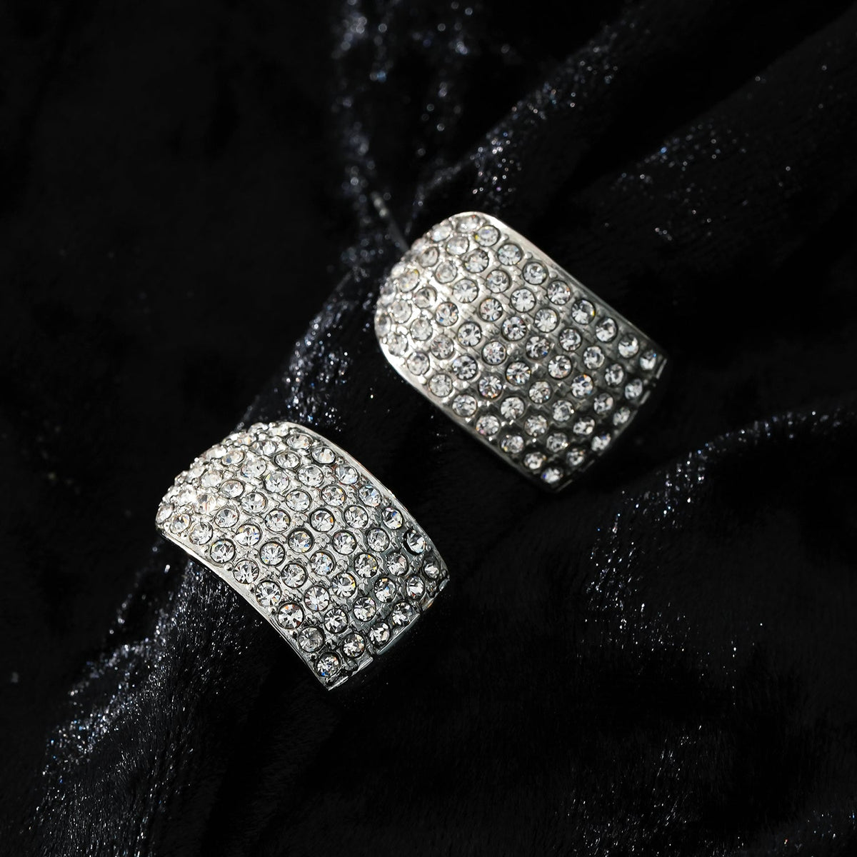 Modèle CARMEL : Boucles d'oreilles clous incurvées pavées de zircones en or blanc (ton argenté)