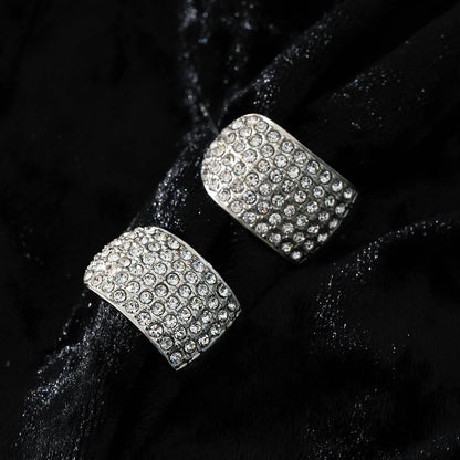 Modèle CARMEL : Boucles d'oreilles clous incurvées pavées de zircones en or blanc (ton argenté)