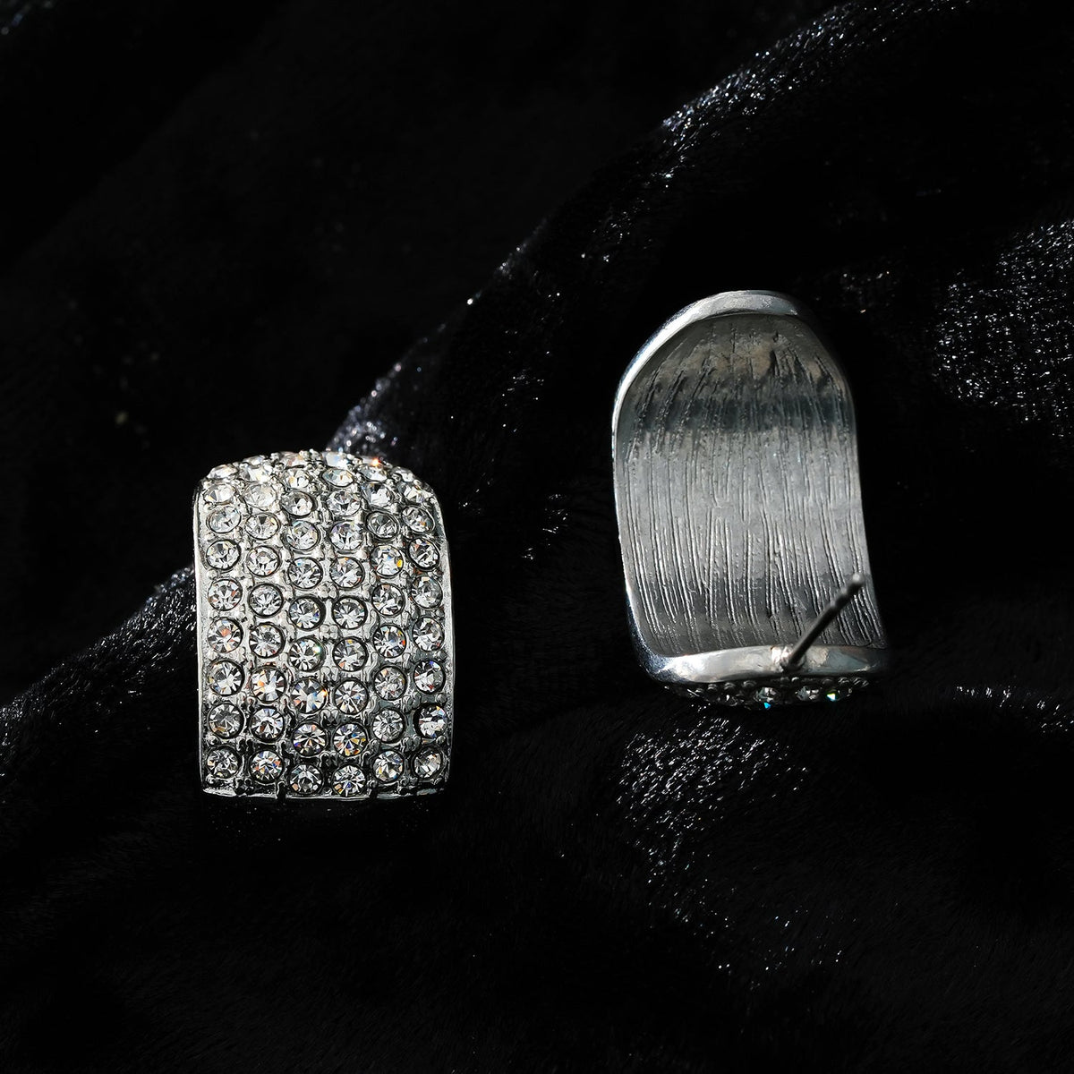 Modèle CARMEL : Boucles d'oreilles clous incurvées pavées de zircones en or blanc (ton argenté)