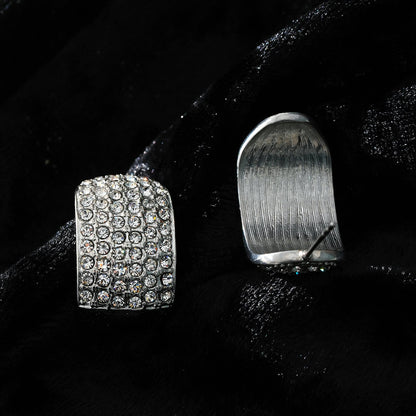 Modèle CARMEL : Boucles d'oreilles clous incurvées pavées de zircones en or blanc (ton argenté)