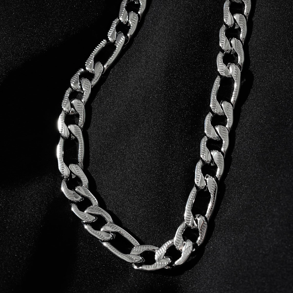Style CHAPORA : Collier chaîne épaisse à maillons cubains texturés en or blanc (ton argenté)