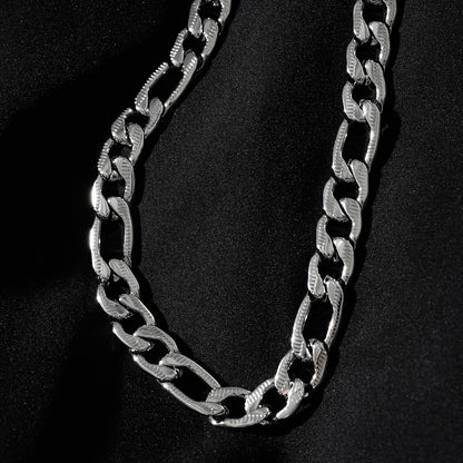 Style CHAPORA : Collier chaîne épaisse à maillons cubains texturés en or blanc (ton argenté)
