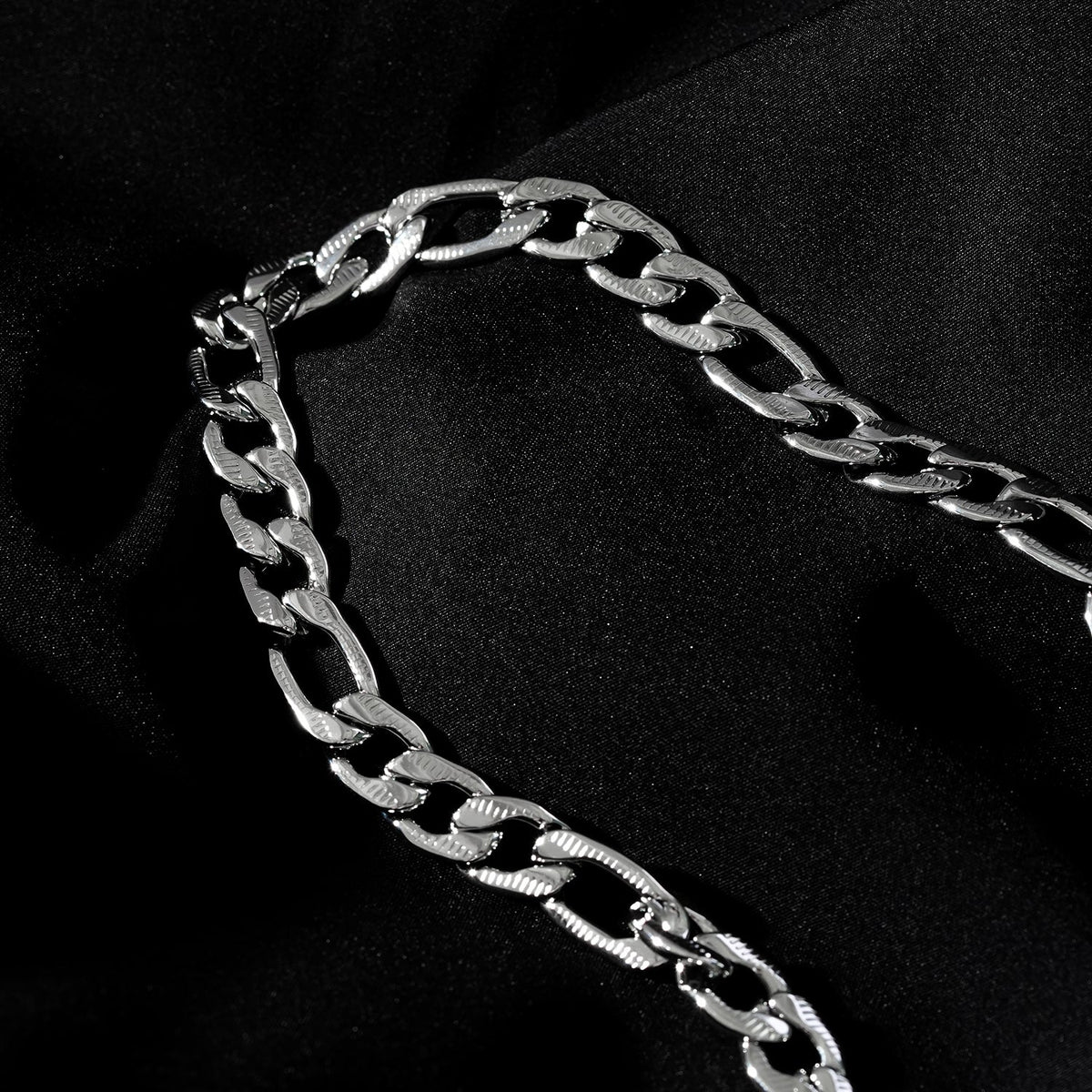Style CHAPORA : Collier chaîne épaisse à maillons cubains texturés en or blanc (ton argenté)
