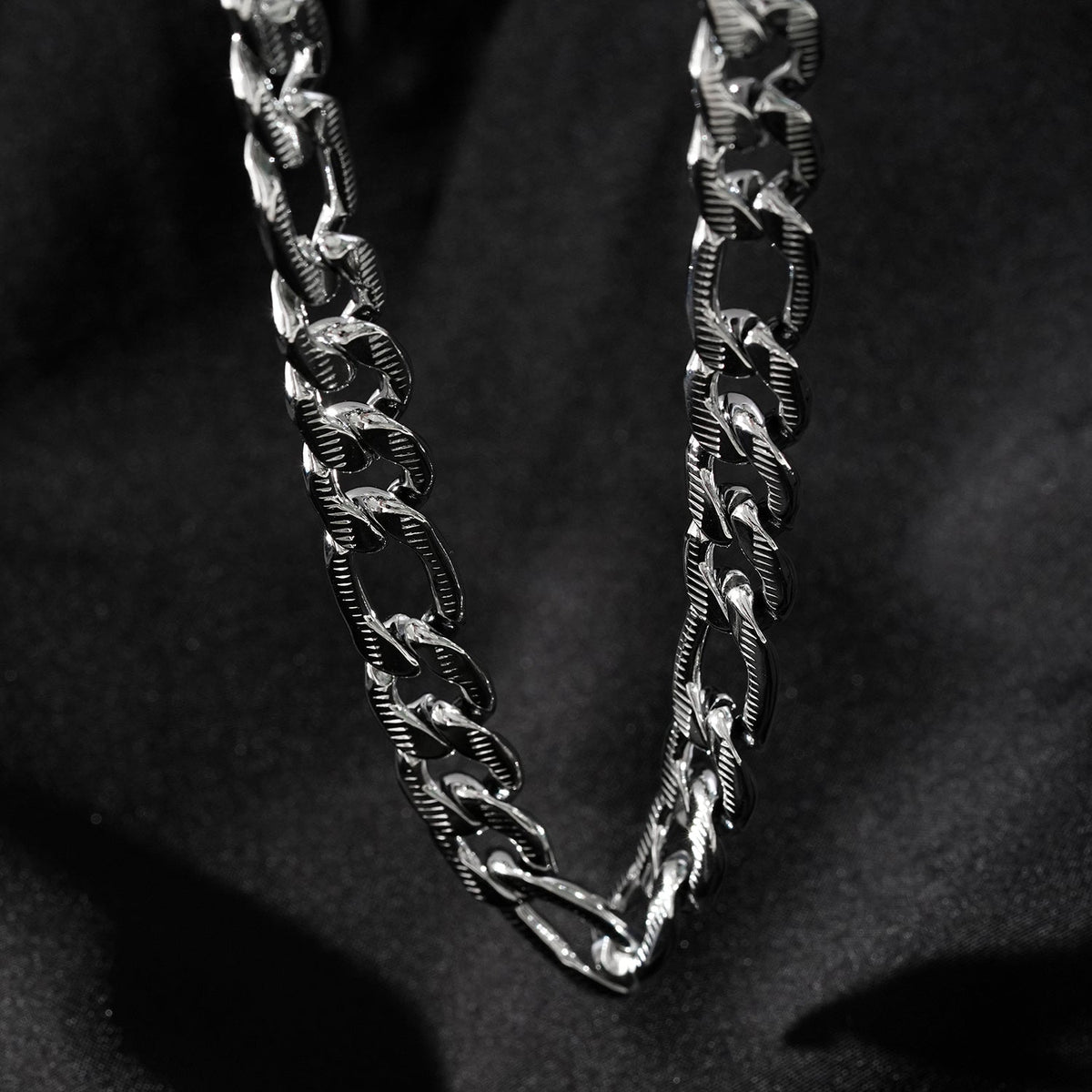 Style CHAPORA : Collier chaîne épaisse à maillons cubains texturés en or blanc (ton argenté)