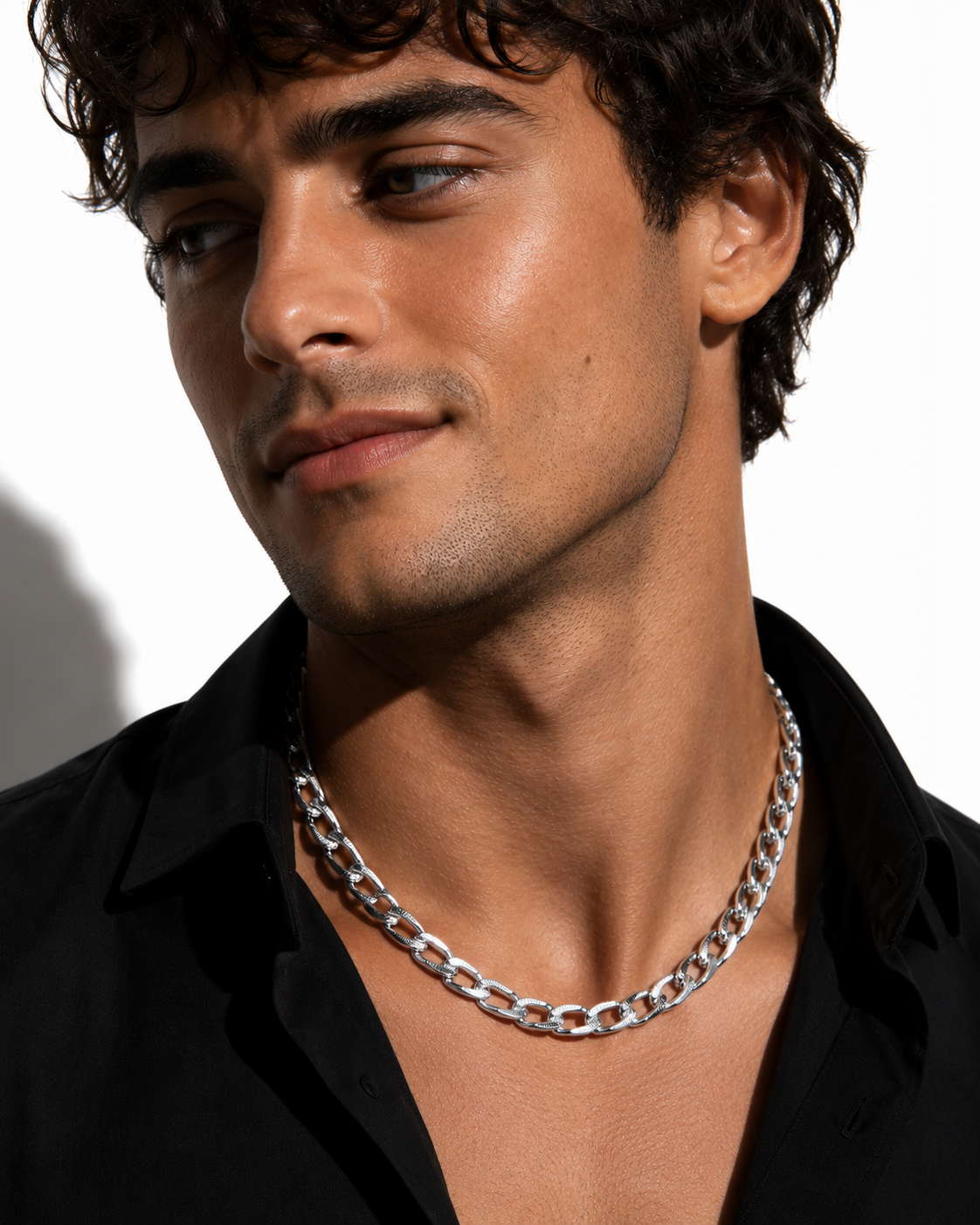 Style CHAPORA : Collier chaîne épaisse à maillons cubains texturés en or blanc (ton argenté)