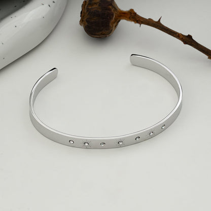 CHIMAKAK : Bracelet jonc incrusté de zircons gravés d'étoiles en or blanc rhodié