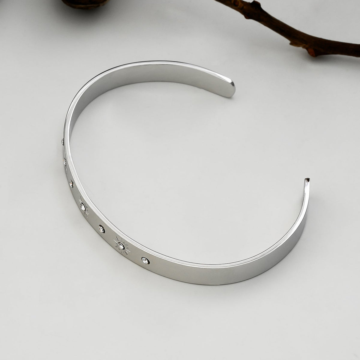 CHIMAKAK : Bracelet jonc incrusté de zircons gravés d'étoiles en or blanc rhodié
