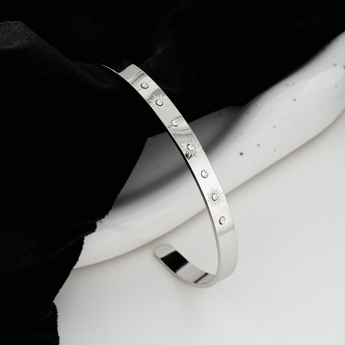 CHIMAKAK : Bracelet jonc incrusté de zircons gravés d'étoiles en or blanc rhodié