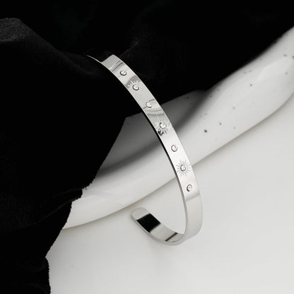 CHIMAKAK : Bracelet jonc incrusté de zircons gravés d'étoiles en or blanc rhodié