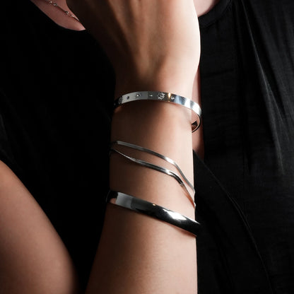 CHIMAKAK : Bracelet jonc incrusté de zircons gravés d'étoiles en or blanc rhodié