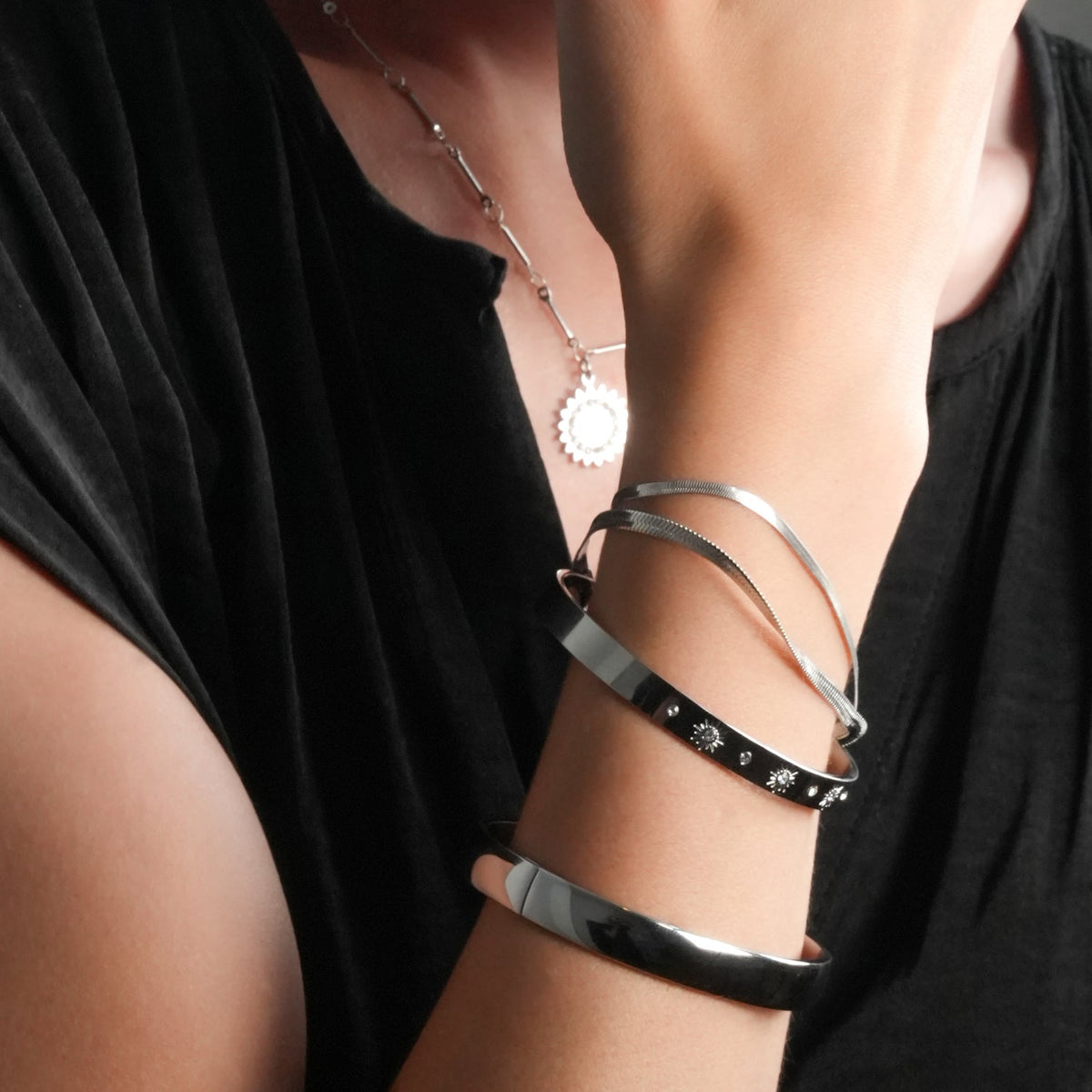 CHIMAKAK : Bracelet jonc incrusté de zircons gravés d'étoiles en or blanc rhodié