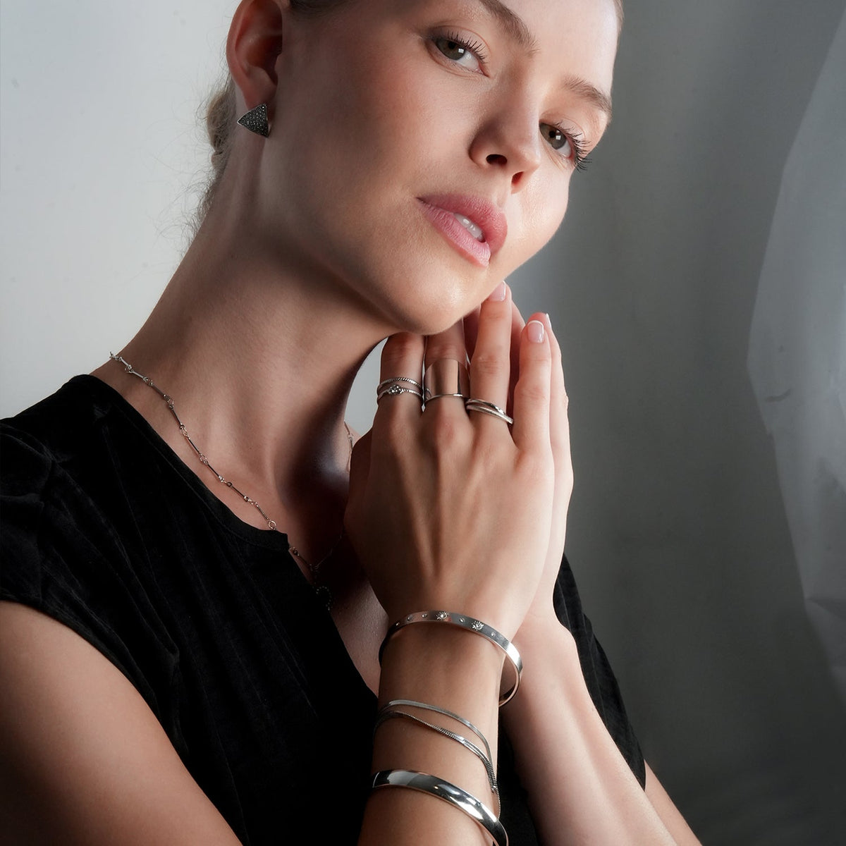 CHIMAKAK : Bracelet jonc incrusté de zircons gravés d'étoiles en or blanc rhodié