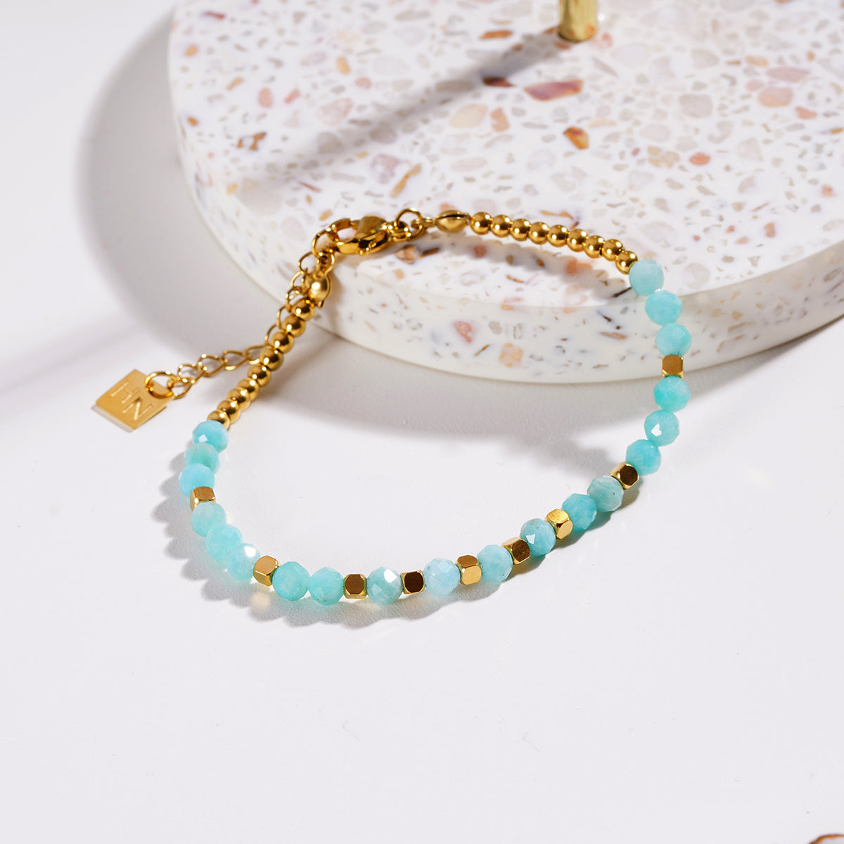 Modèle CLEMENTINA : Bracelet perles dorées et pierres d'amazonite