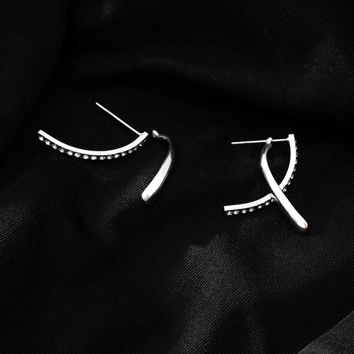 CREEDA Or Blanc (Tonalité Argentée) : Boucles d'Oreilles Créoles Détachables de Forme Avant-Gardiste avec Pierres en Zirconium
