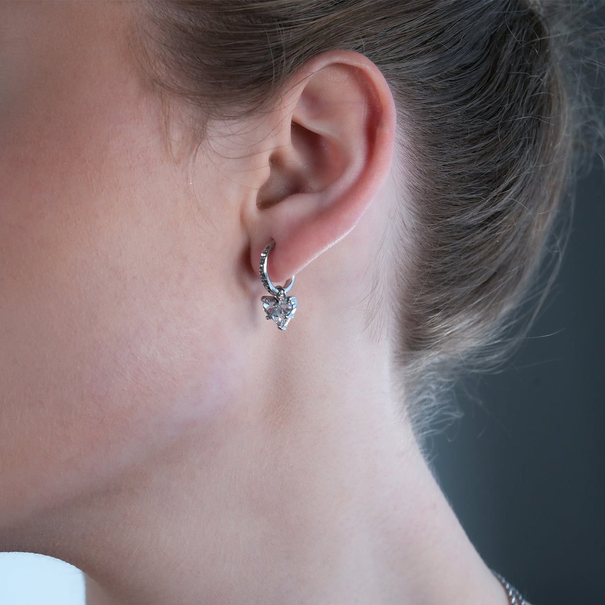 CREEDA Or Blanc (Tonalité Argentée) : Créoles Incrustées de Zirconium Style Vintage avec Pendentif Cœur en Moissanite