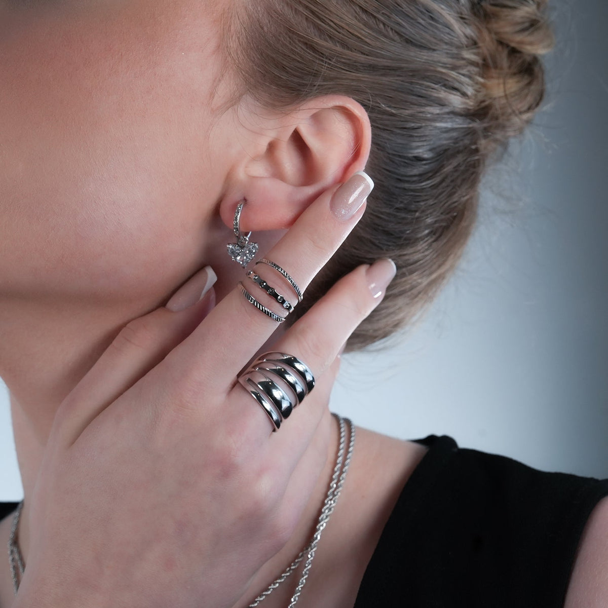 CREEDA Or Blanc (Tonalité Argentée) : Créoles Incrustées de Zirconium Style Vintage avec Pendentif Cœur en Moissanite