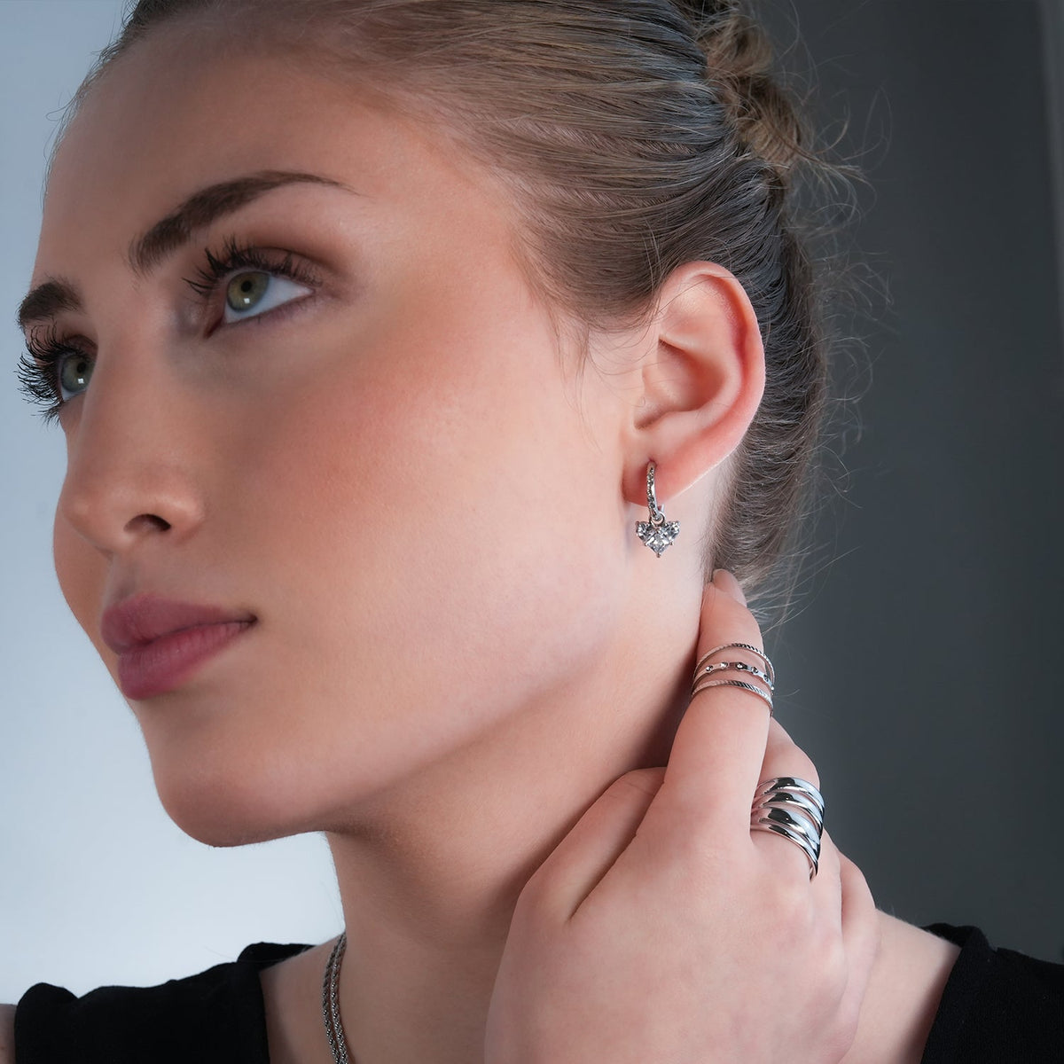 CREEDA Or Blanc (Tonalité Argentée) : Créoles Incrustées de Zirconium Style Vintage avec Pendentif Cœur en Moissanite