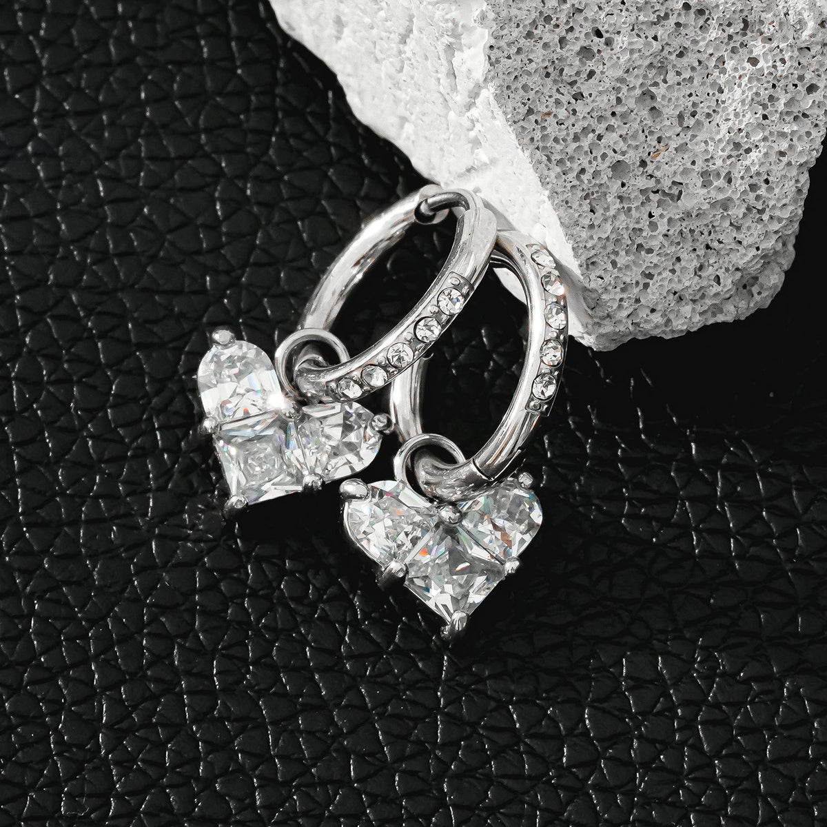 CREEDA Or Blanc (Tonalité Argentée) : Créoles Incrustées de Zirconium Style Vintage avec Pendentif Cœur en Moissanite