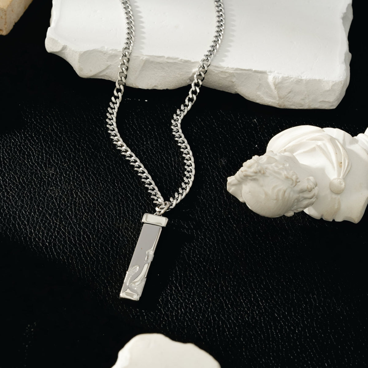 DAKARIA SILVER (Or Blanc) : Pendentif Géométrique à Effet Écaillé sur une Chaîne Maillée Pour Hommes et Femmes