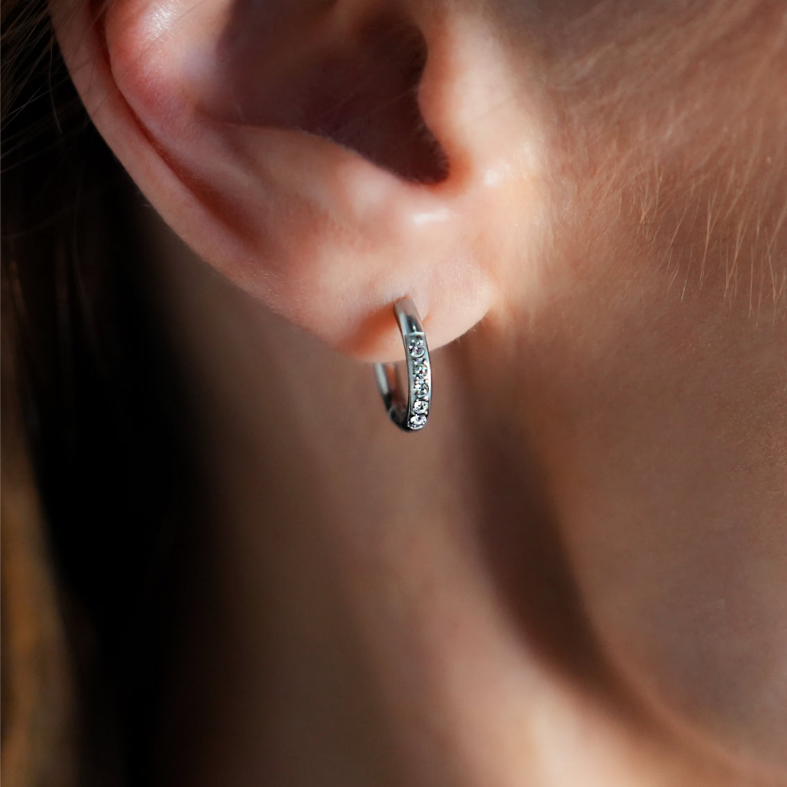 DARCI : Mini créoles classiques en argent incrustées de pierres précieuses en zircone