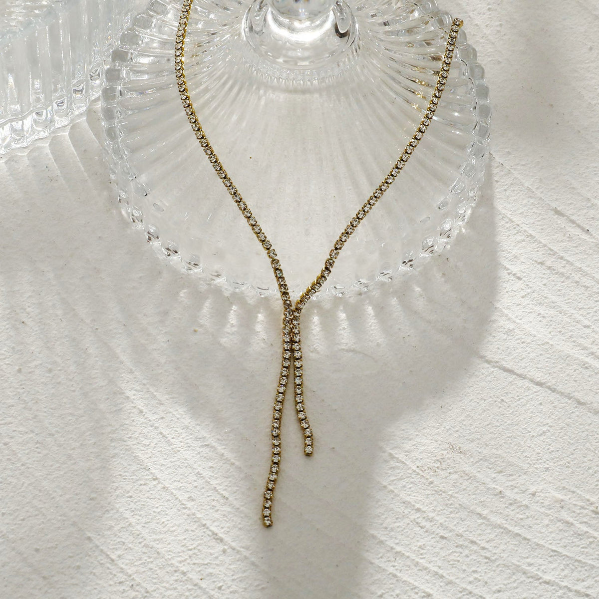 DIANA Collier chaîne avec zircons sertis pavé et détail lariat