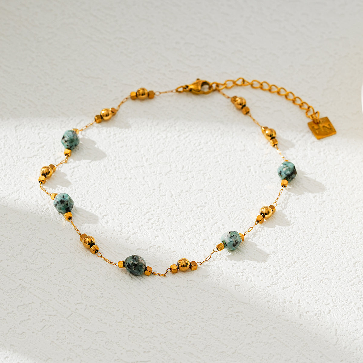 GIROC : Cheville de pied maillon-chaîne, perles dorées et pierres naturelles de turquoise africaine
