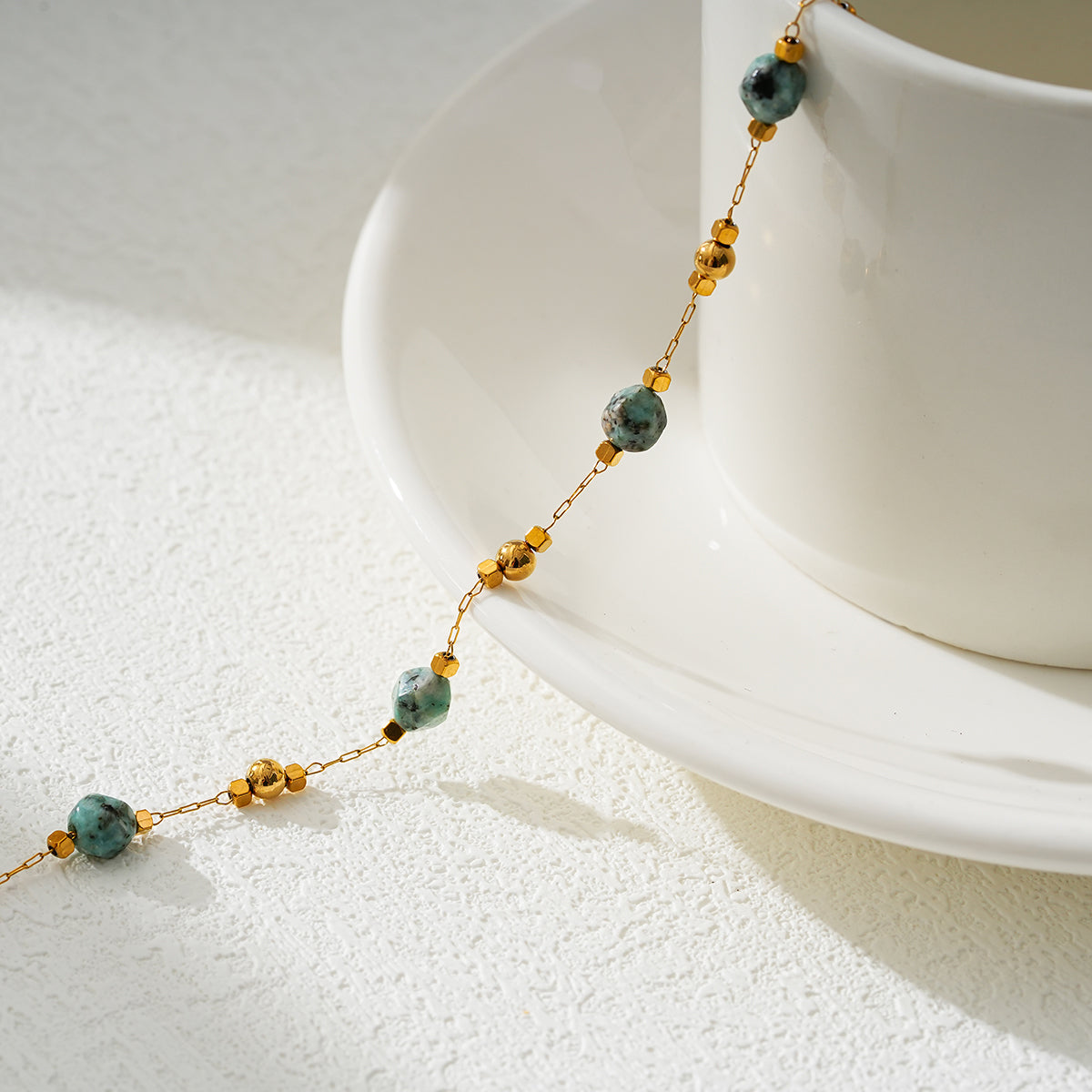 GIROC : Cheville de pied maillon-chaîne, perles dorées et pierres naturelles de turquoise africaine