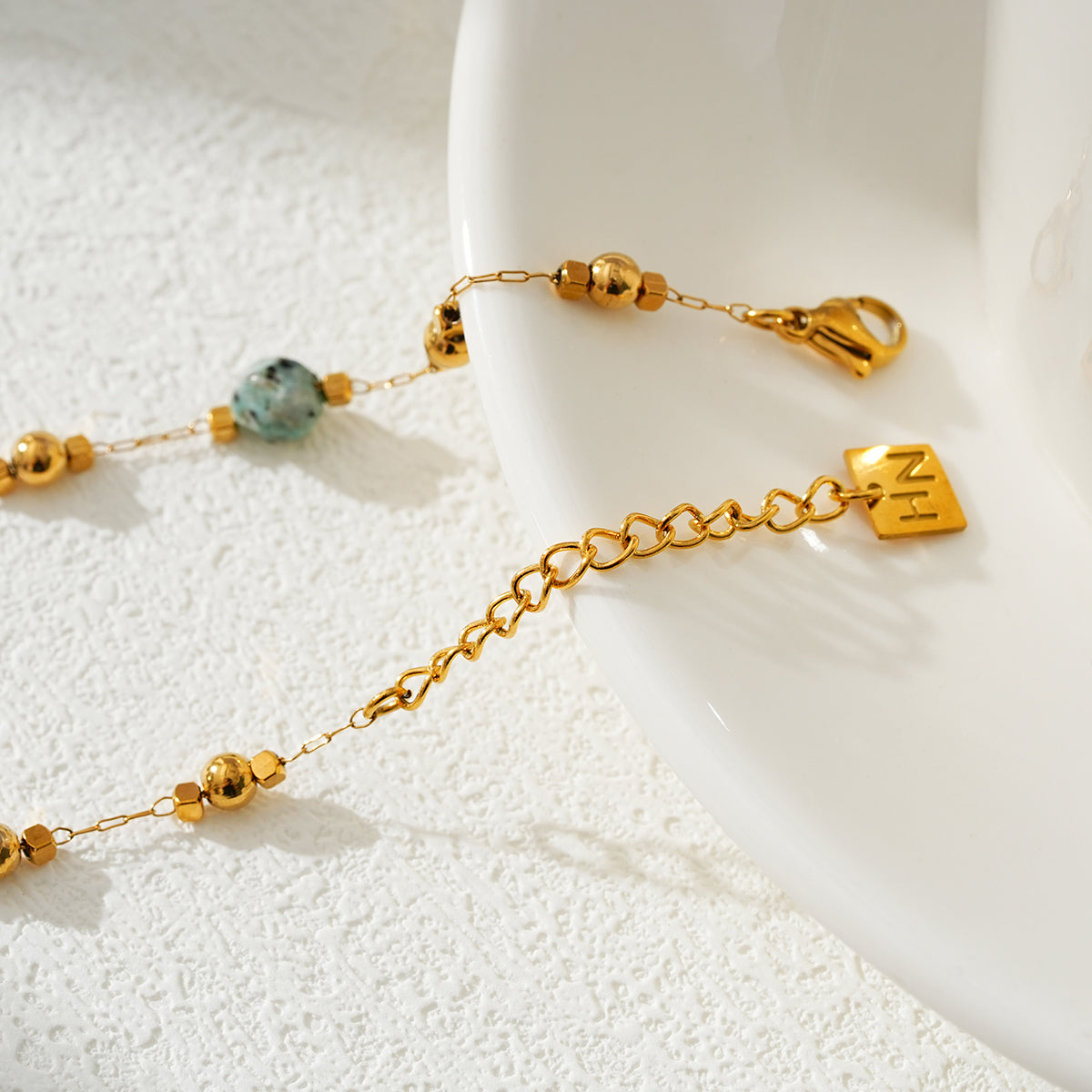 GIROC : Cheville de pied maillon-chaîne, perles dorées et pierres naturelles de turquoise africaine
