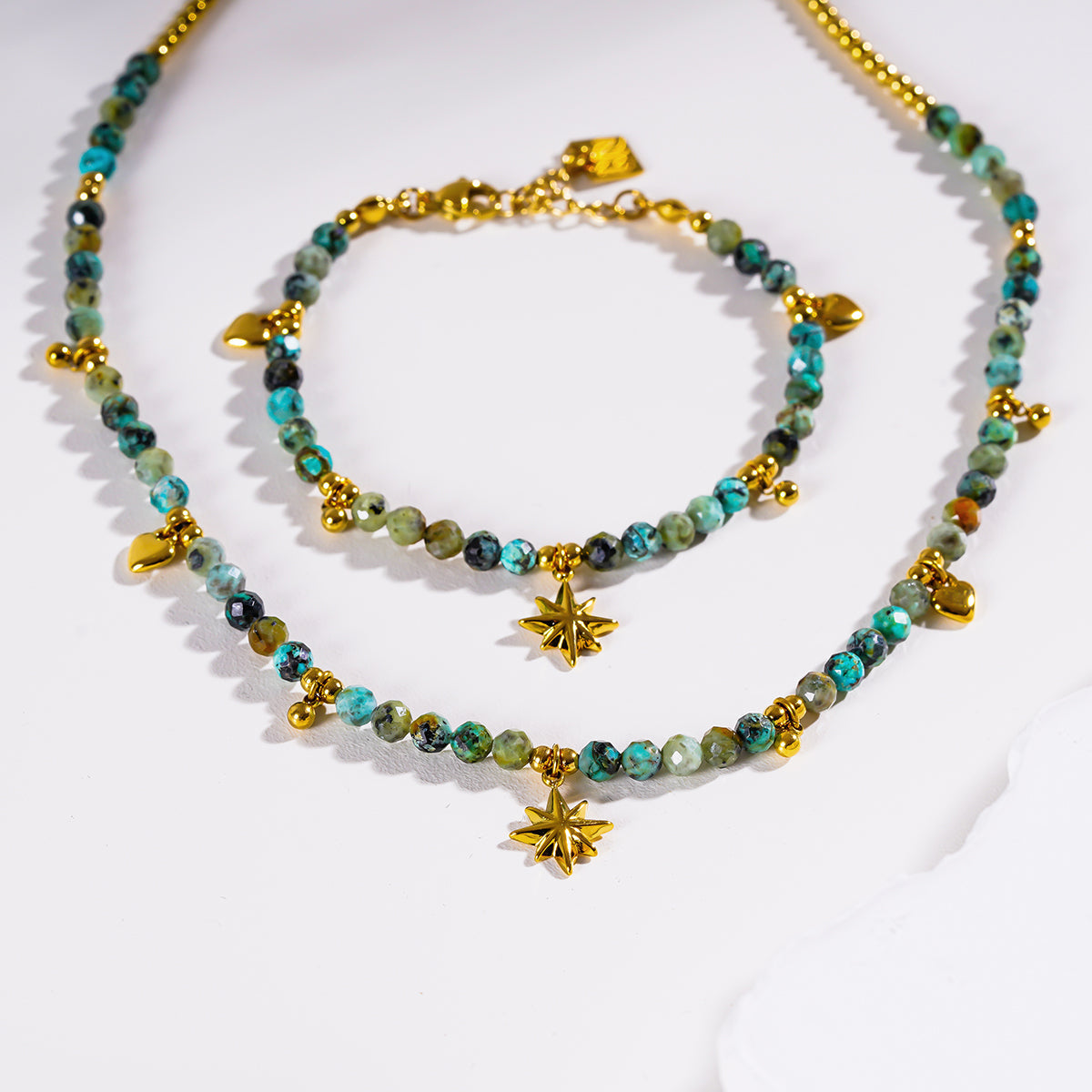 Style KAVYA : Bracelet chaîne en pierres turquoise bleues avec perles et breloques dorées