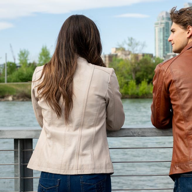 Veste Classique Femme en Cuir d'Agneau. Col Rond clouté, 4 Poches zippées et Surpiqûres Décoratives aux Épaules