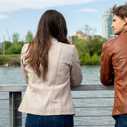 Veste Classique Femme en Cuir d'Agneau. Col Rond clouté, 4 Poches zippées et Surpiqûres Décoratives aux Épaules