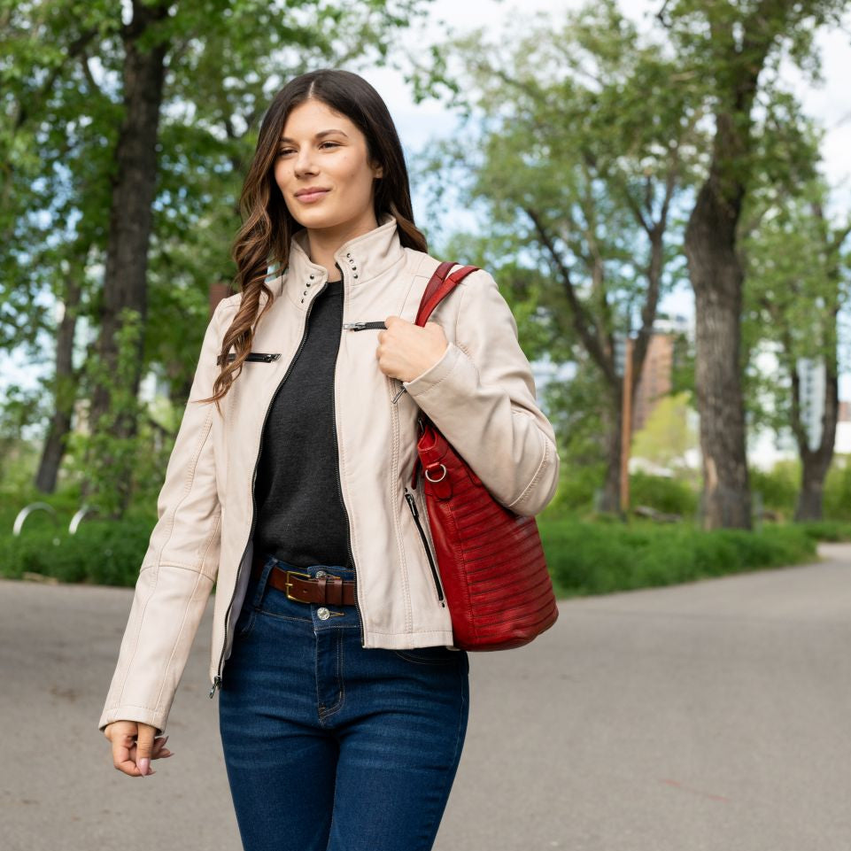 Veste Classique Femme en Cuir d'Agneau. Col Rond clouté, 4 Poches zippées et Surpiqûres Décoratives aux Épaules