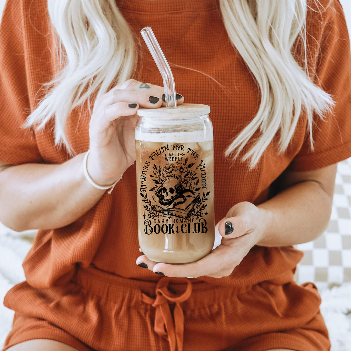 Verre à bière en verre avec couvercle en bambou – Dark Romance Book Club | Thème livresque