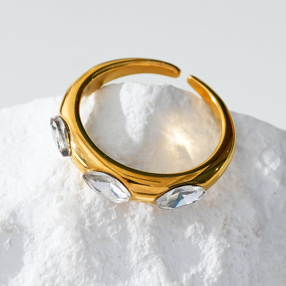 Style ELENITA : Bague bandeau d'inspiration moderniste avec triple zircone