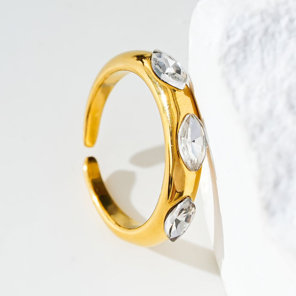 Style ELENITA : Bague bandeau d'inspiration moderniste avec triple zircone