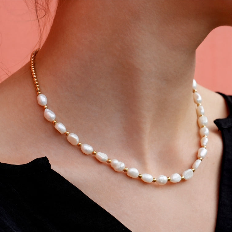 ELISA : Collier chaîne perles d'eau douce et billes dorées