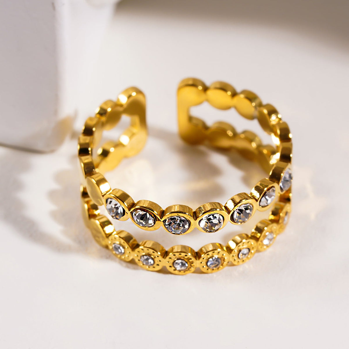 ERLAT : Bague texturée ornée de zircons à double rangée