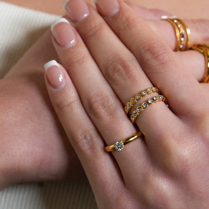 ERLAT : Bague texturée ornée de zircons à double rangée