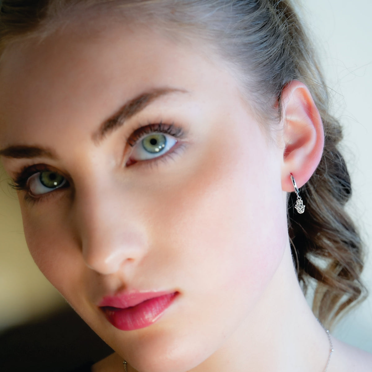 Boucles d'oreilles mini créoles en or blanc (ton argent) FATIMA : Zircons (CZ) pavés avec breloque main de Fatma – Un mélange parfait de style et de protection