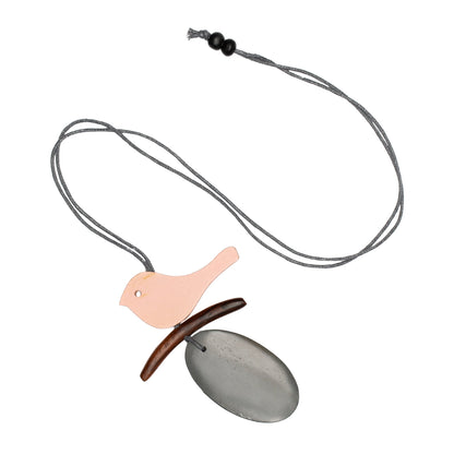 Collier Oiseau en bois sur une branche