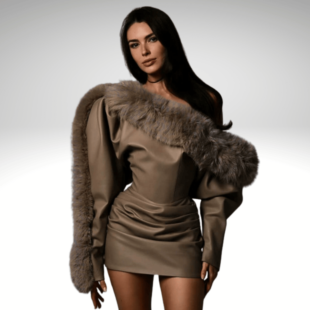 Mini-robe en similicuir à épaules dénudées