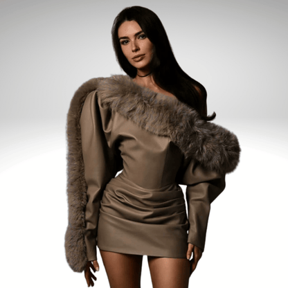 Mini-robe en similicuir à épaules dénudées
