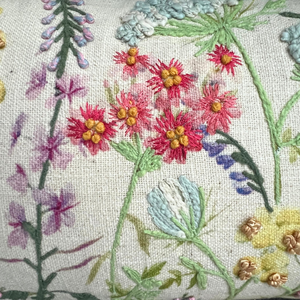Oreiller Lombaire Brodé Fleurs Sauvages 30x50cm – Devant Coton, Dos Soie Papier