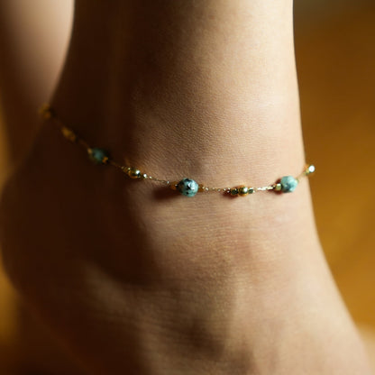 GIROC : Cheville de pied maillon-chaîne, perles dorées et pierres naturelles de turquoise africaine